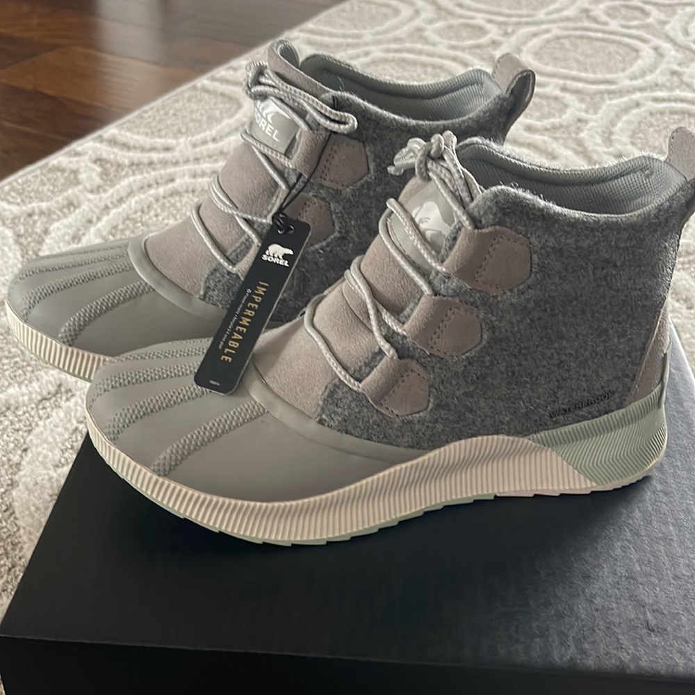 Sorel Out and About III Classic size 8 boots new in box